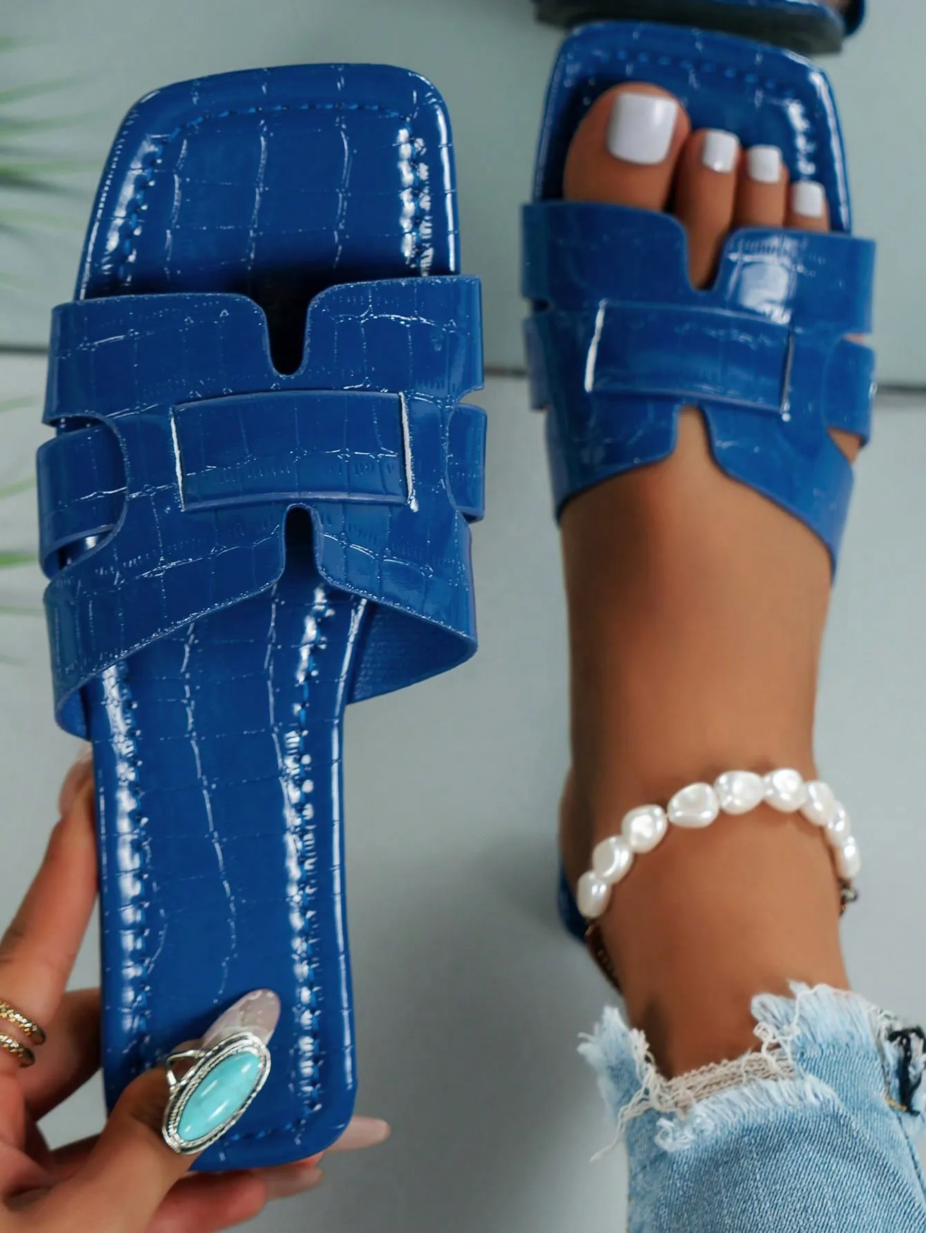 2024 New Spring Summer Stylish Versatile Square Toe High-end Light Luxurious Patent Leather Flat Sandals
