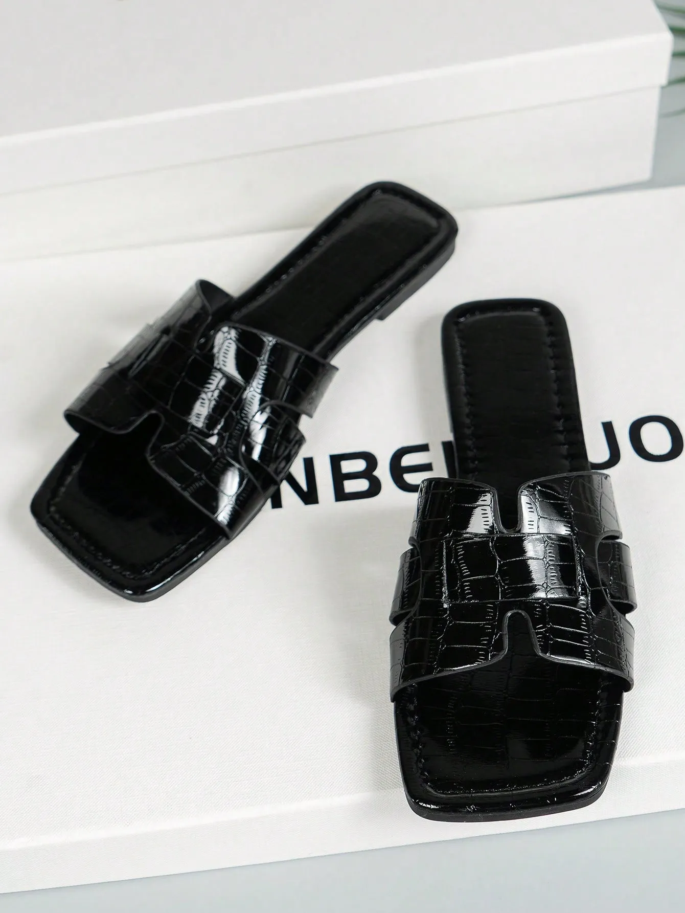 2024 New Spring Summer Stylish Versatile Square Toe High-end Light Luxurious Patent Leather Flat Sandals