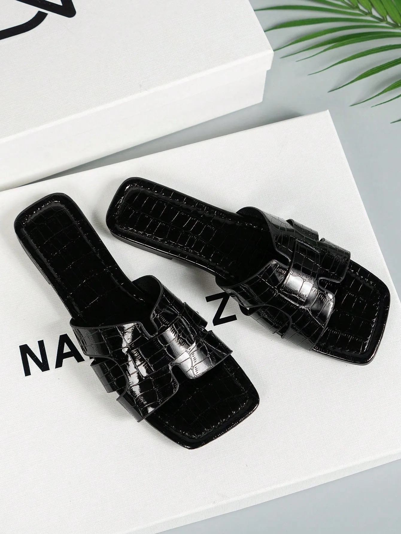 2024 New Spring Summer Stylish Versatile Square Toe High-end Light Luxurious Patent Leather Flat Sandals