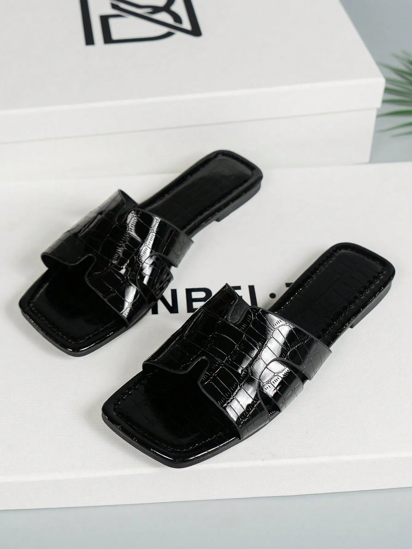 2024 New Spring Summer Stylish Versatile Square Toe High-end Light Luxurious Patent Leather Flat Sandals