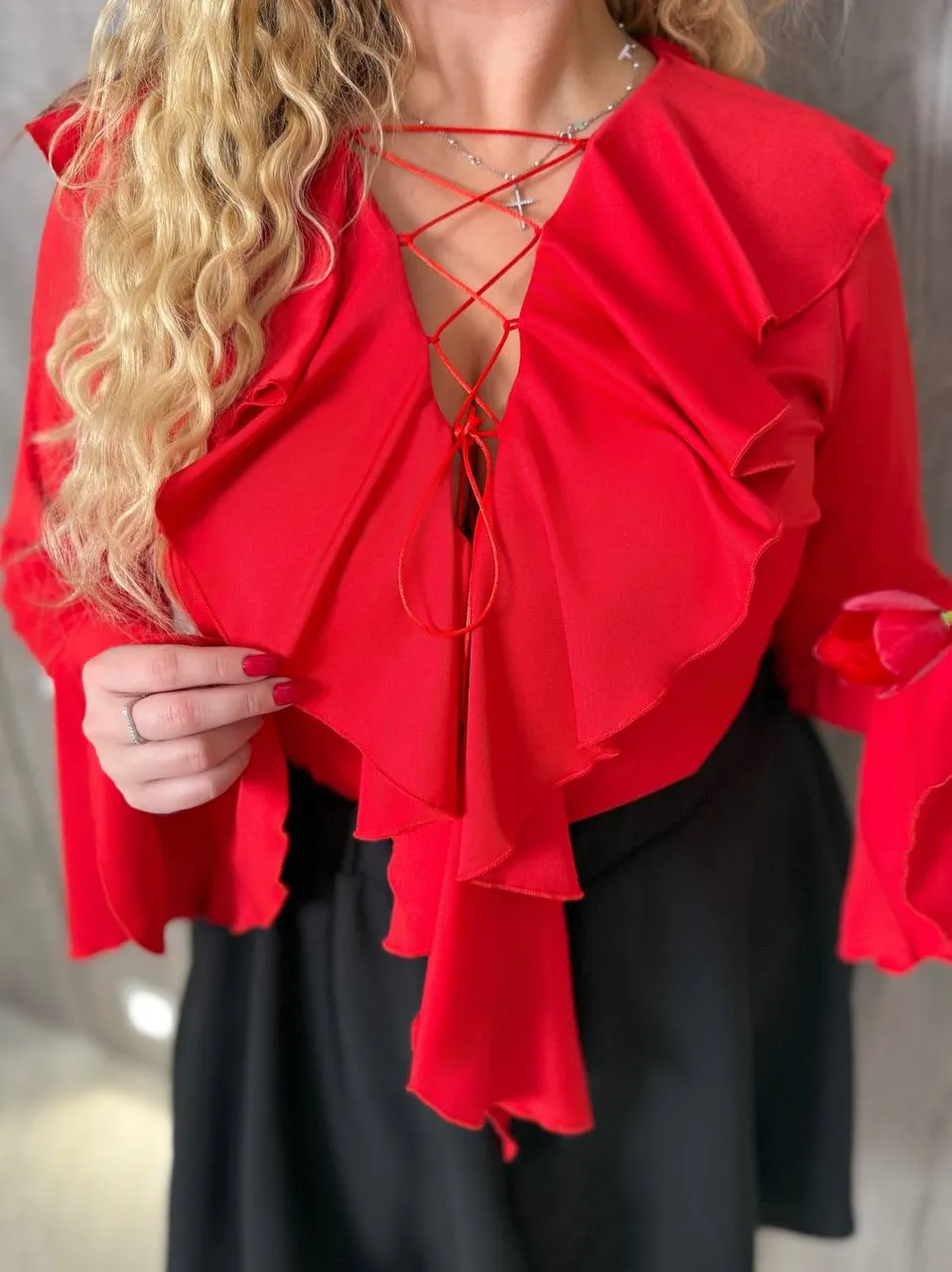 Blouse with thin ties and ruffles