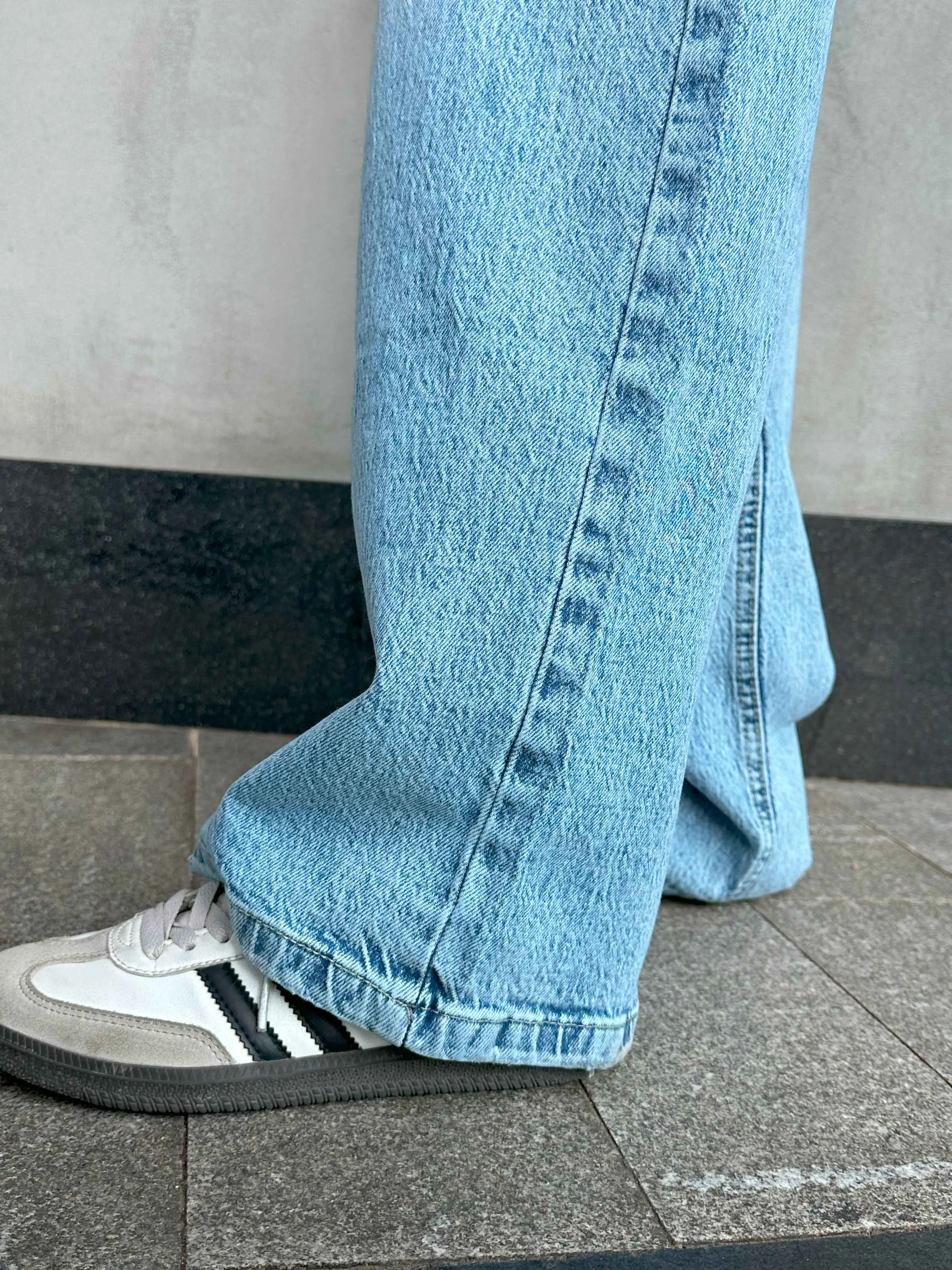 Ultra Comfort Wide Leg - Light Iced Blue Wash Jeans.